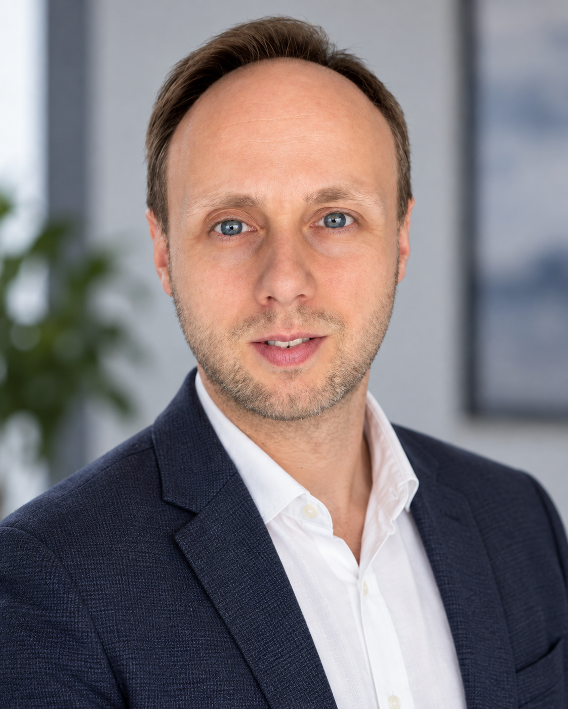 Patrick Grunwald im dunkelblauen Sakko